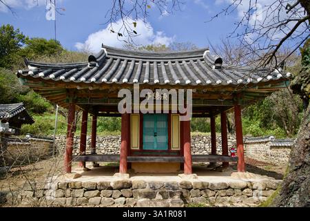 Contea di Sunchang, Corea del Sud - 4 ottobre 2021: Il Guamjeong Pavilion, una struttura tradizionale coreana con colonne in legno e un tetto piastrellato, si erge come un edificio di Foto Stock
