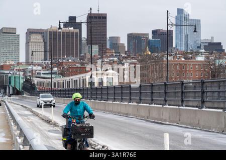 Boston, Massachusetts, USA - 12 febbraio 2025 - treno, auto e bicicletta della linea rossa T che attraversa Long Fellow Brige sul fiume Charles a Boston, Massachusetts Foto Stock