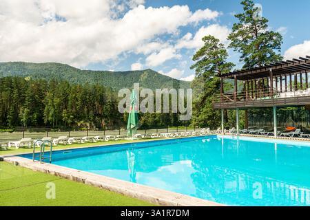 piscina sulle rive del fiume in montagna Foto Stock