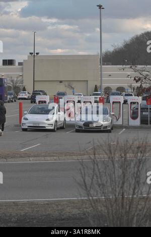 Leominster, Massachusetts, Stati Uniti. 9 marzo 2025. Alcune automobili EV sono state avviate in una stazione di ricarica Tesla in un parcheggio di un centro commerciale locale a diversi chilometri da un'altra stazione di ricarica che è stata deliberatamente incendiata. (Immagine di credito: © Kenneth Martin/ZUMA Press Wire) SOLO PER USO EDITORIALE! Non per USO commerciale! Foto Stock