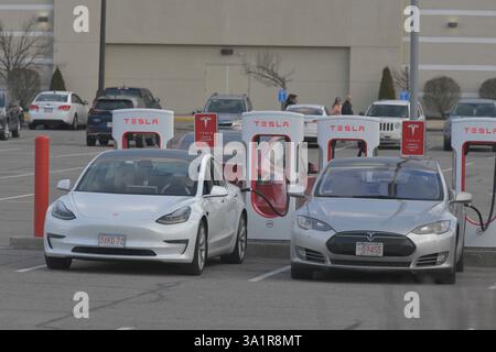 Leominster, Massachusetts, Stati Uniti. 9 marzo 2025. Alcune automobili EV sono state avviate in una stazione di ricarica Tesla in un parcheggio di un centro commerciale locale a diversi chilometri da un'altra stazione di ricarica che è stata deliberatamente incendiata. (Immagine di credito: © Kenneth Martin/ZUMA Press Wire) SOLO PER USO EDITORIALE! Non per USO commerciale! Foto Stock