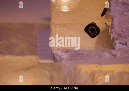Telecamera di sicurezza montata su una parete in uno spazio contemporaneo Foto Stock