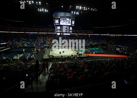 Tulsa, Oklahoma, Stati Uniti. 10 marzo 2025. I fan partecipano alla sessione quattro dei Big 12 Wrestling Championships 2025 al BOK Center di Tulsa, Oklahoma. (Credit Image: © Daniel McGregor-Huyer/ZUMA Press Wire) SOLO PER USO EDITORIALE! Non per USO commerciale! Foto Stock