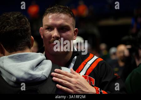 Tulsa, Oklahoma, Stati Uniti. 10 marzo 2025. WYATT HENDRICKSON di Oklahoma State abbraccia ex compagni di squadra dell'Air Force durante la sessione quattro dei Big 12 Wrestling Championships 2025 al BOK Center di Tulsa, Oklahoma. (Credit Image: © Daniel McGregor-Huyer/ZUMA Press Wire) SOLO PER USO EDITORIALE! Non per USO commerciale! Foto Stock