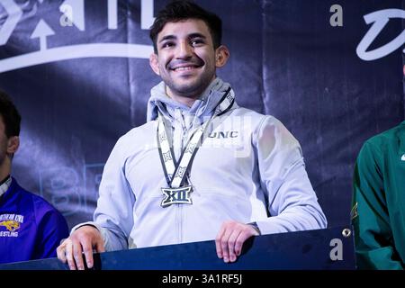 Tulsa, Oklahoma, Stati Uniti. 10 marzo 2025. DOMINICK SERRANO del Northern Colorado si erge in cima al podio durante la sessione quattro dei Big 12 Wrestling Championships 2025 al BOK Center di Tulsa, Oklahoma. (Credit Image: © Daniel McGregor-Huyer/ZUMA Press Wire) SOLO PER USO EDITORIALE! Non per USO commerciale! Foto Stock
