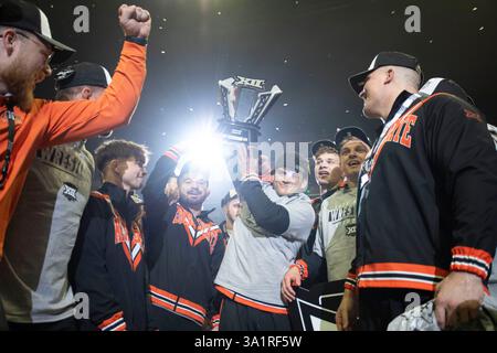 Tulsa, Oklahoma, Stati Uniti. 10 marzo 2025. TAGEN JAMISON di Oklahoma State detiene il trofeo della squadra durante la sessione quattro dei Big 12 Wrestling Championships 2025 al BOK Center di Tulsa, Oklahoma. (Credit Image: © Daniel McGregor-Huyer/ZUMA Press Wire) SOLO PER USO EDITORIALE! Non per USO commerciale! Foto Stock