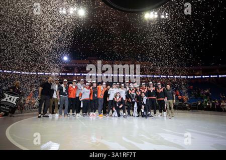 Tulsa, Oklahoma, Stati Uniti. 10 marzo 2025. Il wrestling Oklahoma State vince il Big 12 Championship Team Title durante la sessione quattro dei Big 12 Wrestling Championships 2025 al BOK Center di Tulsa, Oklahoma. (Credit Image: © Daniel McGregor-Huyer/ZUMA Press Wire) SOLO PER USO EDITORIALE! Non per USO commerciale! Foto Stock