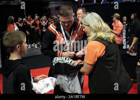Tulsa, Oklahoma, Stati Uniti. 10 marzo 2025. WYATT HENDRICKSON dell'Oklahoma State firma autografi durante la sessione quattro dei Big 12 Wrestling Championships 2025 al BOK Center di Tulsa, Oklahoma. (Credit Image: © Daniel McGregor-Huyer/ZUMA Press Wire) SOLO PER USO EDITORIALE! Non per USO commerciale! Foto Stock