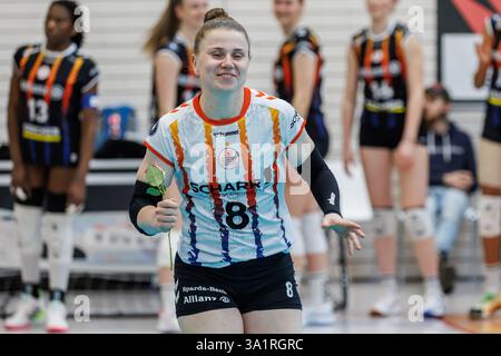 Erfurt, Germania. 8 marzo 2025. Florien Reesink (MTV Stuttgart, 8) beim Einlaufen, 08.03.2025, Erfurt (Deutschland), pallavolo, 1) Bundesliga Frauen, Schwarz-Weiss Erfurt - Allianz MTV Stoccarda credito: dpa/Alamy Live News Foto Stock