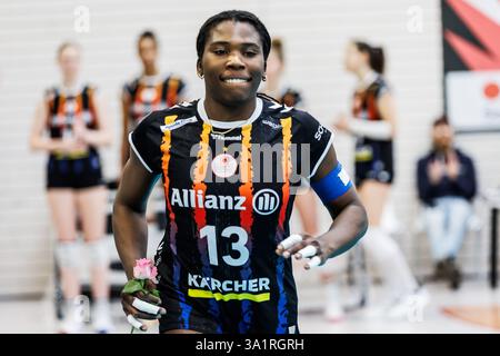 Erfurt, Germania. 8 marzo 2025. Krystal Rivers (MTV Stuttgart, 13) beim Einlaufen, 08.03.2025, Erfurt (Deutschland), pallavolo, 1) Bundesliga Frauen, Schwarz-Weiss Erfurt - Allianz MTV Stoccarda credito: dpa/Alamy Live News Foto Stock