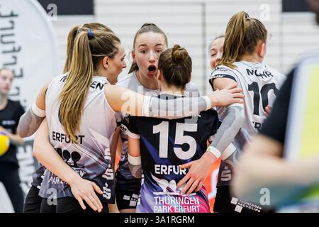 Erfurt, Germania. 8 marzo 2025. Jubel, Celebration bei Schwarz-Weiss Erfurt, in der Bildmitte Tabea-Eliane Dreiack (Schwarz-Weiss Erfurt, 12), 08.03.2025, Erfurt (Deutschland), pallavolo, 1) Bundesliga Frauen, Schwarz-Weiss Erfurt - Allianz MTV Stoccarda credito: dpa/Alamy Live News Foto Stock