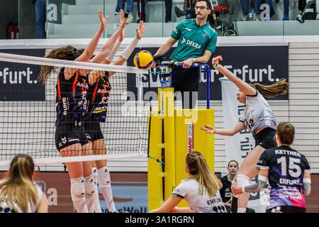 Erfurt, Germania. 8 marzo 2025. Tabea-Eliane Dreiack (Schwarz-Weiss Erfurt, 12) überwindet den Block von Lucia Varela (MTV Stuttgart, 12) und Maria Segura Palleres (MTV Stuttgart, 33), 08.03.2025, Erfurt (Deutschland), pallavolo, 1) Bundesliga Frauen, Schwarz-Weiss Erfurt - Allianz MTV Stoccarda credito: dpa/Alamy Live News Foto Stock
