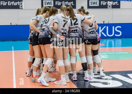Erfurt, Germania. 8 marzo 2025. Teamkreis, Mannschaftskreis, Ansprache, Motivation Schwarz-Weiss Erfurt, 08.03.2025, Erfurt (Deutschland), pallavolo, 1. Bundesliga Frauen, Schwarz-Weiss Erfurt - Allianz MTV Stoccarda credito: dpa/Alamy Live News Foto Stock