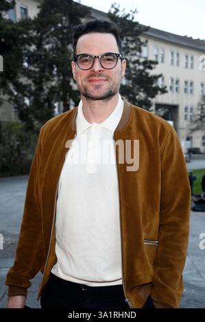 Tobias Licht bei der Premiere des Theaterstücks Sherlock Holmes: Der Fall Moriarty in der Komödie am Kurfürstendamm im Ernst-Reuter-Saal. Berlino, 09.03.2025 *** Tobias Licht alla prima dello spettacolo Sherlock Holmes The Moriarty Case al Komödie am Kurfürstendamm in Ernst Reuter Saal Berlin, 09 03 2025 foto:Xn.xKubelkax/xFuturexImagex holmes 5332 Foto Stock