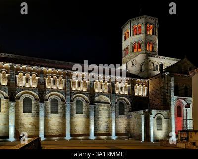 Issoire. Illuminata di notte, l'Abbatiale Saint Austremoine mette in mostra la sua impressionante architettura romanica. Puy de Dome. Auvergne. Francia Foto Stock