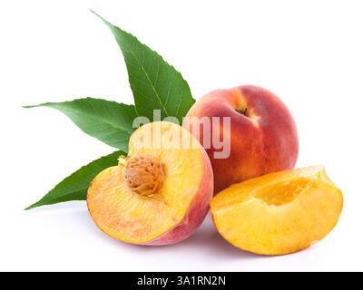 frutta fresca di pesca con foglie tagliate e verdi isolate su sfondo bianco Foto Stock