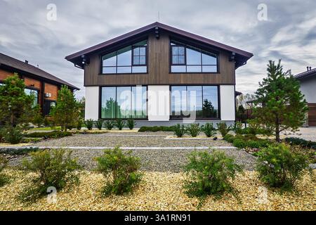Casa o ville, vista esterna di una casa a 2 piani dal design moderno e con finestre in vetro nero Vista esterna di ville residenziali in stile moderno o. Foto Stock