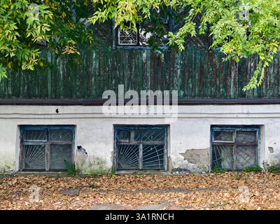 finestre basse nella casa al primo piano. La vecchia architettura di Barnaul. Le finestre sono sotterranee. Foto Stock