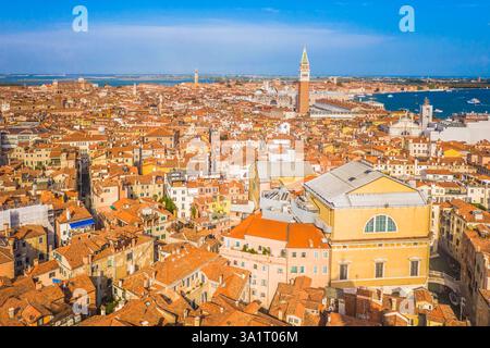 Una vista aerea mozzafiato di Venezia, Italia, che mostra i suoi iconici tetti arancioni, i canali tortuosi e l'architettura storica, catturando il fascino Foto Stock