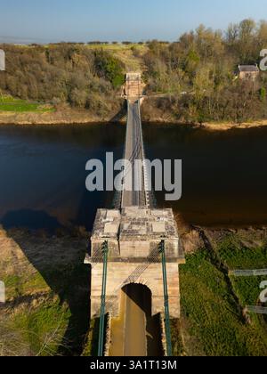 Union Chain Bridge o Union Bridge, un ponte sospeso che attraversa il fiume Tweed tra Horncliffe, Northumberland, Inghilterra e Fishwick, Scozia Foto Stock