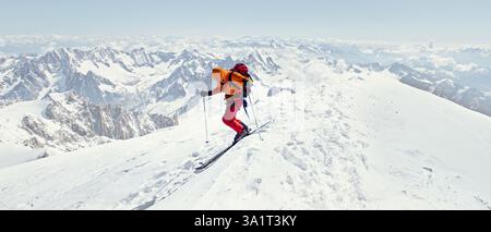 Sciatore libero sulla cima della montagna nelle Alpi Foto Stock