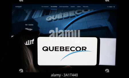 Germania. 2 gennaio 2025. In questa immagine, una persona ha in mano un cellulare con il logo della società canadese di telecomunicazioni Quebecor Inc. Sullo schermo davanti alla pagina Web. (Immagine di credito: © Timon Schneider/SOPA Images via ZUMA Press Wire) SOLO PER USO EDITORIALE! Non per USO commerciale! Foto Stock