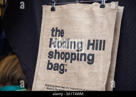Londra, Regno Unito - 12 ottobre 2024 - Borsa in iuta marrone della Notting Hill Shopping Bag in mostra Foto Stock