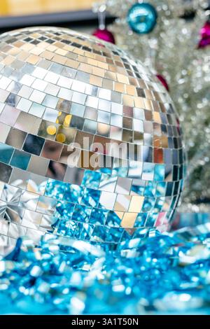 Primo piano di un ballo da discoteca con palline da discoteca blu e rosa sullo sfondo. Foto Stock