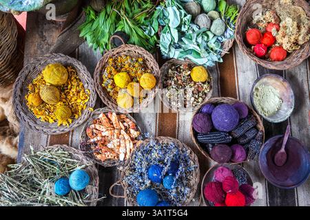Palle di lana tinte a mano in varie tonalità di rosso, giallo, blu e viola, create utilizzando tecniche tradizionali peruviane con piante naturali e minerali Foto Stock