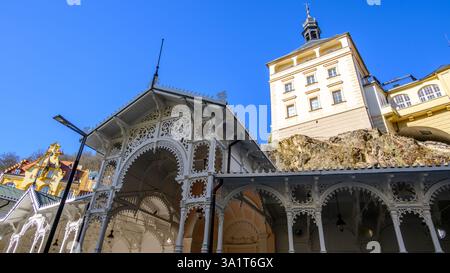 Il mercato colonnato in legno riccamente intagliato a Karlovy Vary, Carlsbad, vecchia città termale storica con sorgenti termali nella regione occidentale della Boemia, nella Repubblica Ceca Foto Stock