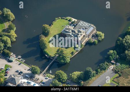 Walton Hall, una casa di campagna del XVIII secolo che nel XIX secolo fu la casa del famoso esploratore Charles Waterton che creò forse il primo santuario degli uccelli in Gran Bretagna sull'isola, Wakefield, nel 2024. Foto Stock
