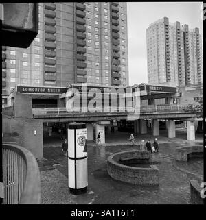 Edmonton Green Shopping Centre, New Road, Edmonton Green, Enfield, Greater London Authority, 1980. una vista sopraelevata che guarda al centro commerciale con i blocchi a torre dell'Edmonton Green Estate sullo sfondo. Il centro fu aperto per la prima volta nel 1967. Cartello: "Andare in bicicletta è severamente vietato per ordine". Foto Stock