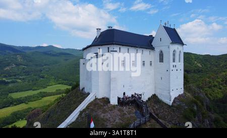 Fortezza medievale ungherese, il castello si erge sulla cima della montagna. Panorama panoramico e vista panoramica. Foresta verde e valle. Luogo ideale per escursioni a piedi. Foto Stock