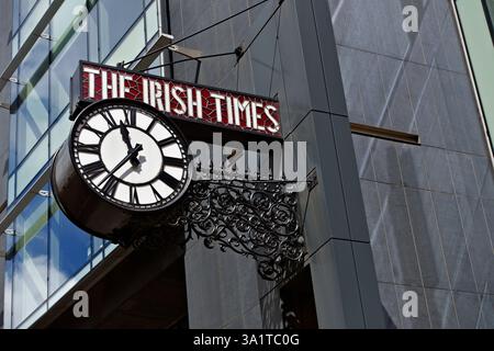 La sede centrale dell'edificio del giornale Irish Times. Orologio e vetro con piombo. Dublino, Repubblica d'Irlanda, Europa, Unione europea, UE. Foto Stock
