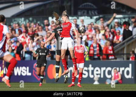 Arsenals Leah Williamson e Liverpools Sophie Román Haug saltano in testa alla palla durante i quarti di finale di Adobe Women's fa Cup tra Arsenal e Liverpool al Meadow Park di Borehamwood domenica 9 marzo 2025. (Foto: Jade Cahalan | mi News) crediti: MI News & Sport /Alamy Live News Foto Stock