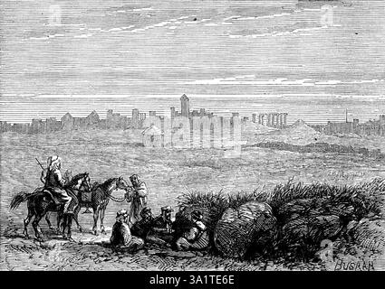 Le città giganti di Bashan - Busrar, 1873. "Bozrah si trova nel mezzo della grande pianura di Bashan, ed è l'ultima città abitata nel sud-est dell'Hauran. Visto da lontano ha un aspetto grandioso: Appare una lunga fila di edifici che assomigliano a una chiesa e a una torre, una torre quadrata, un grande castello, una serie di case, torri e grandi edifici, e, poco più a nord della città, un fiume. Ma entrandoci non si vede nulla, ma solo luoghi malinconici. In cima al castello in rovina c'è un teatro aperto al cielo, come tutti i teatri romani. La cattedrale in rovina è stata costruita da Foto Stock