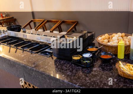 bancone a buffet illimitato con molti prodotti per il self-service al coperto Foto Stock