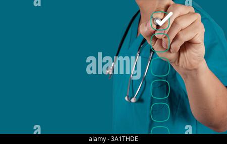 Medico compila i documenti di indagine medica e segno di spunta sulle caselle di controllo. Foto Stock