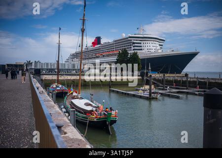 Barca da crociera parcheggiata nel porto crocieristico di Lisbona - Jardim do Tabaco Quay, Lisbona, Portogallo Foto Stock