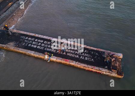 Veduta aerea di una poesia di Alberto Caeiro, uno degli eteronimi creati dal poeta portoghese Fernando Pessoa, scritto su un molo di Cais do sul litorale Foto Stock
