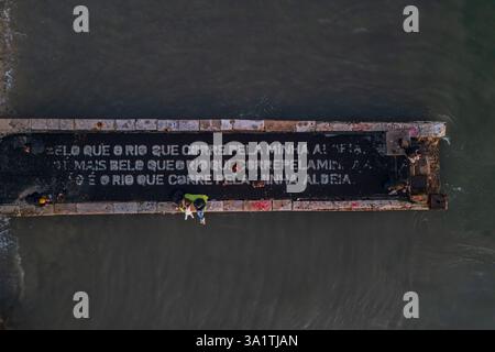 Veduta aerea di una poesia di Alberto Caeiro, uno degli eteronimi creati dal poeta portoghese Fernando Pessoa, scritto su un molo di Cais do sul litorale Foto Stock