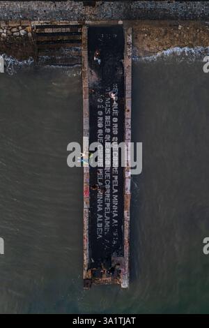 Veduta aerea di una poesia di Alberto Caeiro, uno degli eteronimi creati dal poeta portoghese Fernando Pessoa, scritto su un molo di Cais do sul litorale Foto Stock