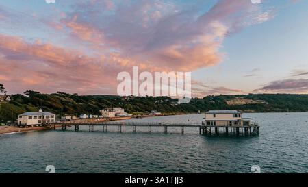 The Peer a Totland in una serata estiva con un bellissimo tramonto Foto Stock