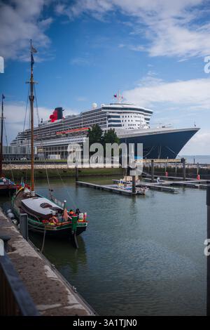 Barca da crociera parcheggiata nel porto crocieristico di Lisbona - Jardim do Tabaco Quay, Lisbona, Portogallo Foto Stock