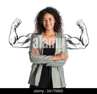 Donna sicura di sé con un braccio forte dietro di lei su sfondo bianco Foto Stock