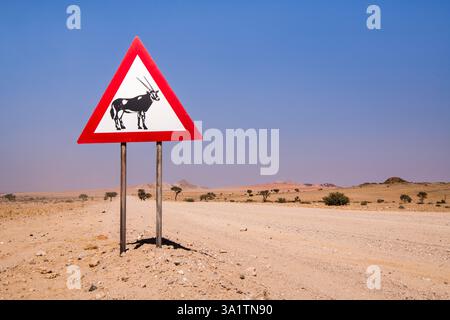 Segnale stradale attenzione a Oryx Antelopes, Namibia Foto Stock