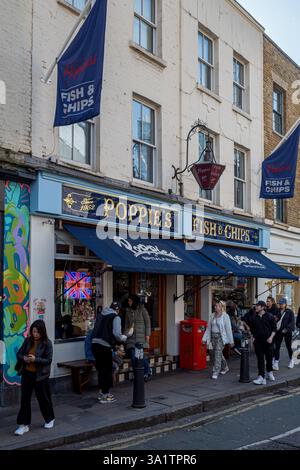 Poppie's Fish & Chips Shop Spitalfields Londra. Poppies Fish and Chips Shop è stato fondato nel 1952. British Fish & chip Shop. Foto Stock