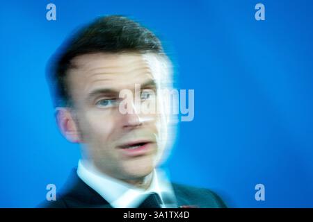 Foto con un movimento sfocato del Presidente francese Emmanuel Macron al vertice dei capi di Stato e di governo dell'Unione europea in Europa Foto Stock