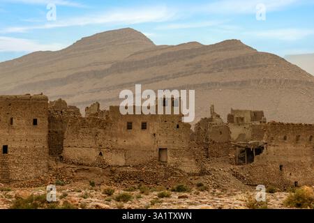 Le gole di Ziz vicino a Errachidia, in Marocco, si trovano nelle montagne dell'alto Atlante e sono caratterizzate da sakar e kasbah tradizionali. Foto Stock
