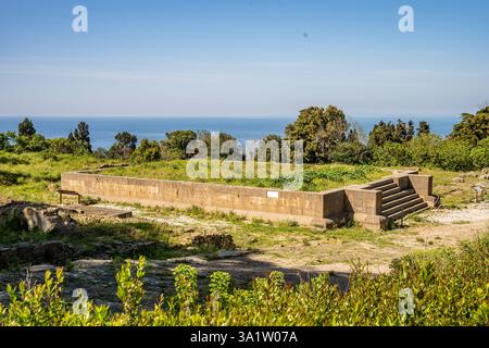 Resti di un tempio etrusco nell'Acropoli di Populonia, Parco Archeologico di Baratti e Populonia, provincia di Livorno, Toscana, Italia Foto Stock